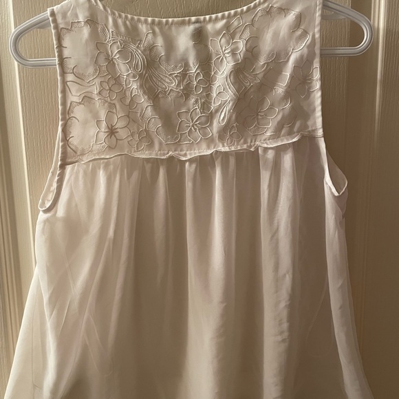 Gorgeous flowy white tank top - Picture 4 of 4